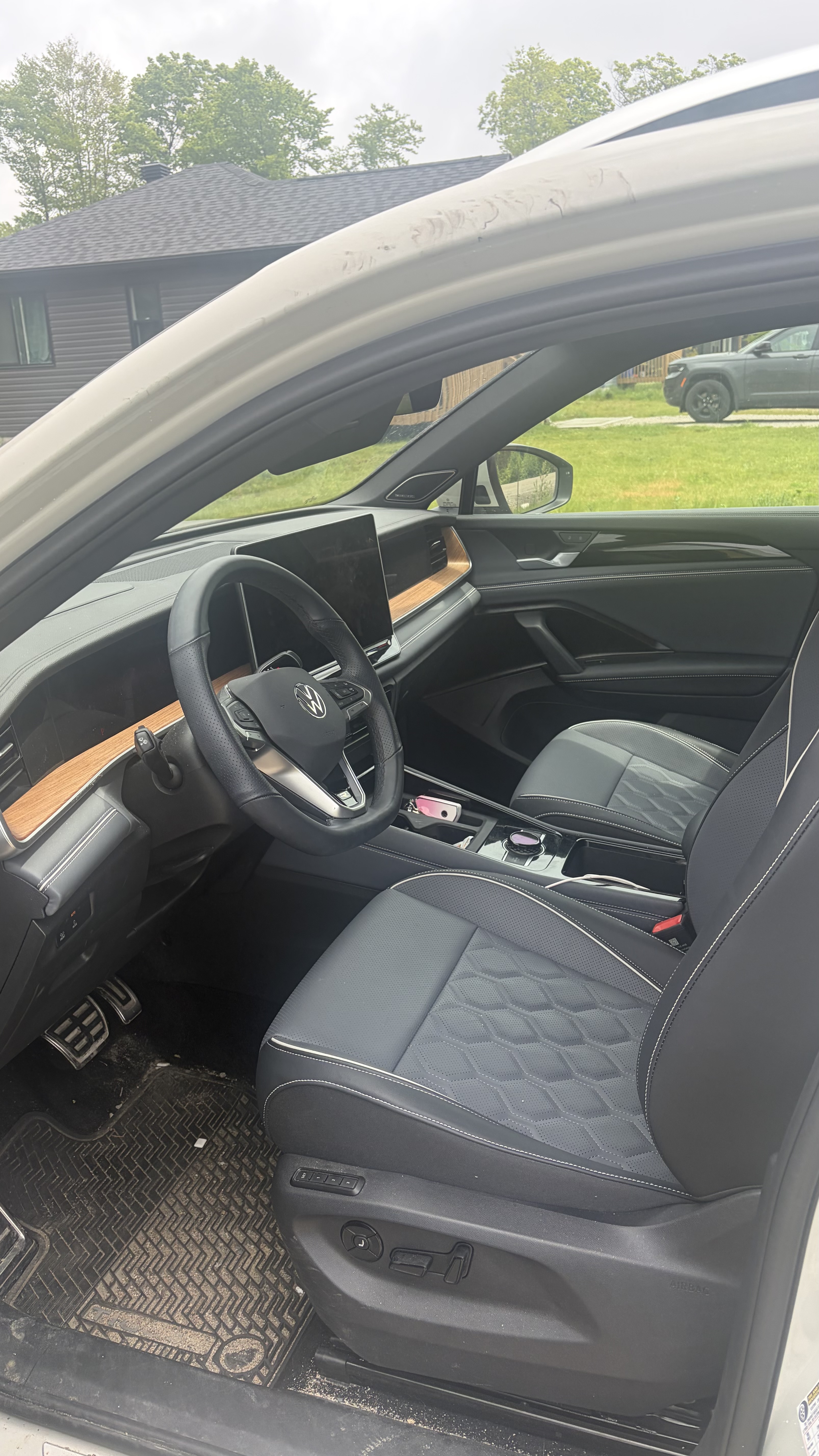 2026 Volkswagen Tiguan photo 3