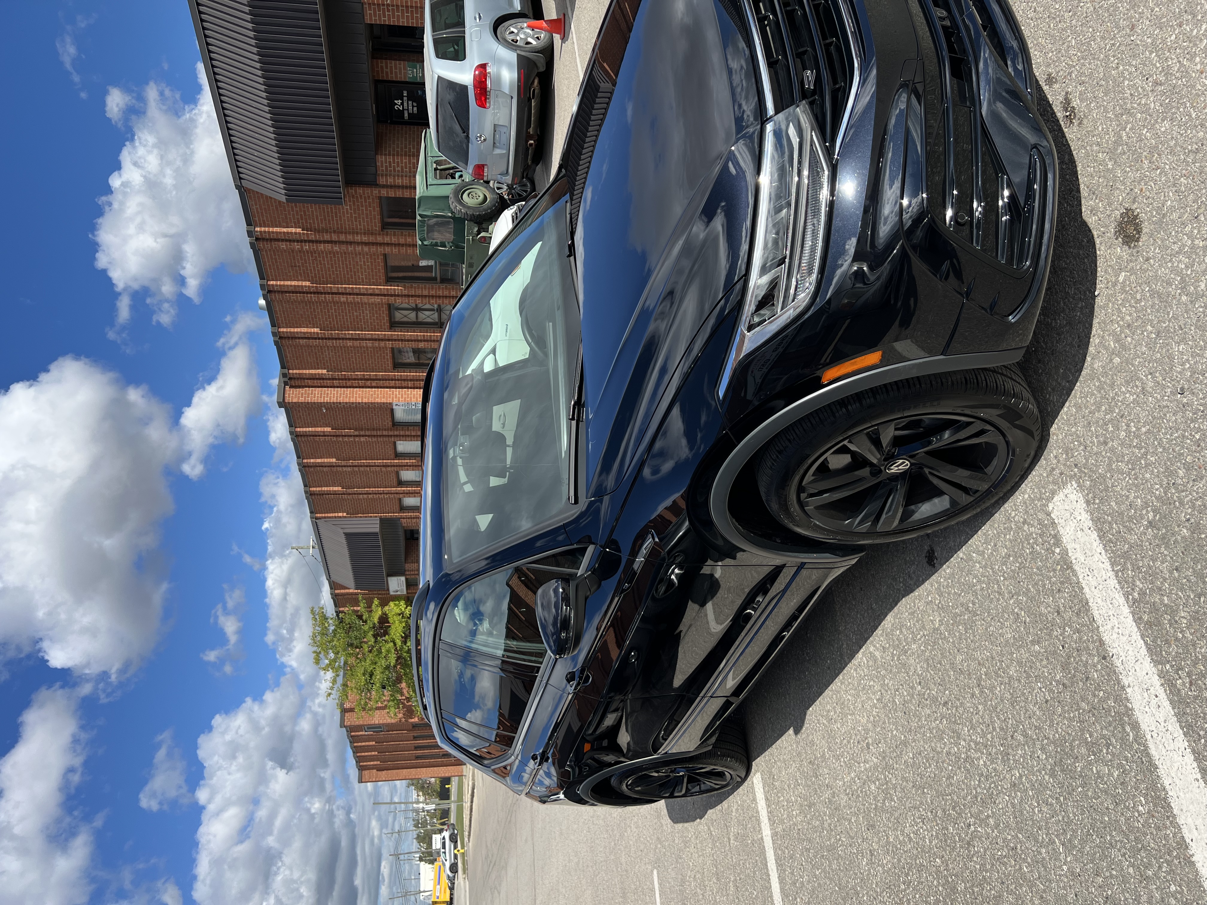 2024 Volkswagen Tiguan photo 2