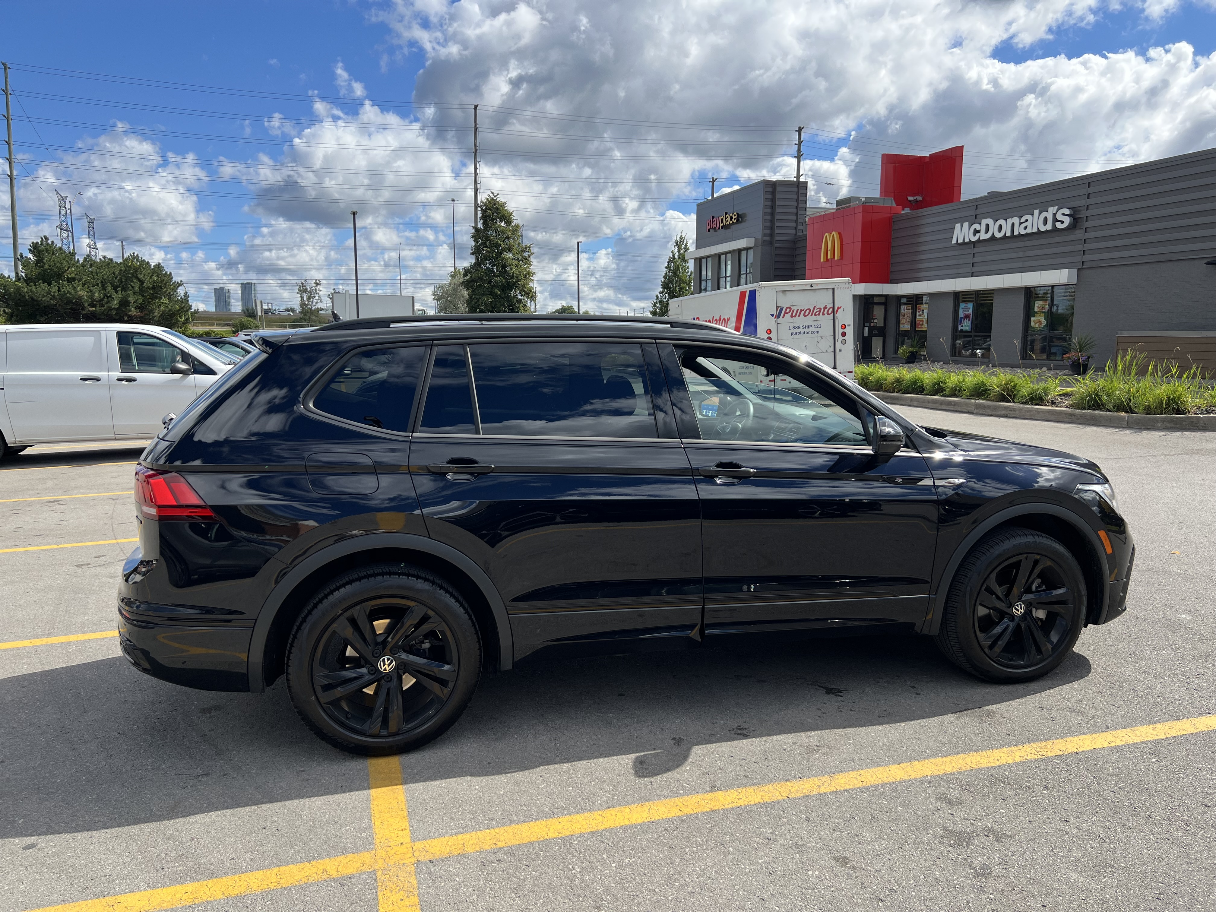 2024 Volkswagen Tiguan photo 3
