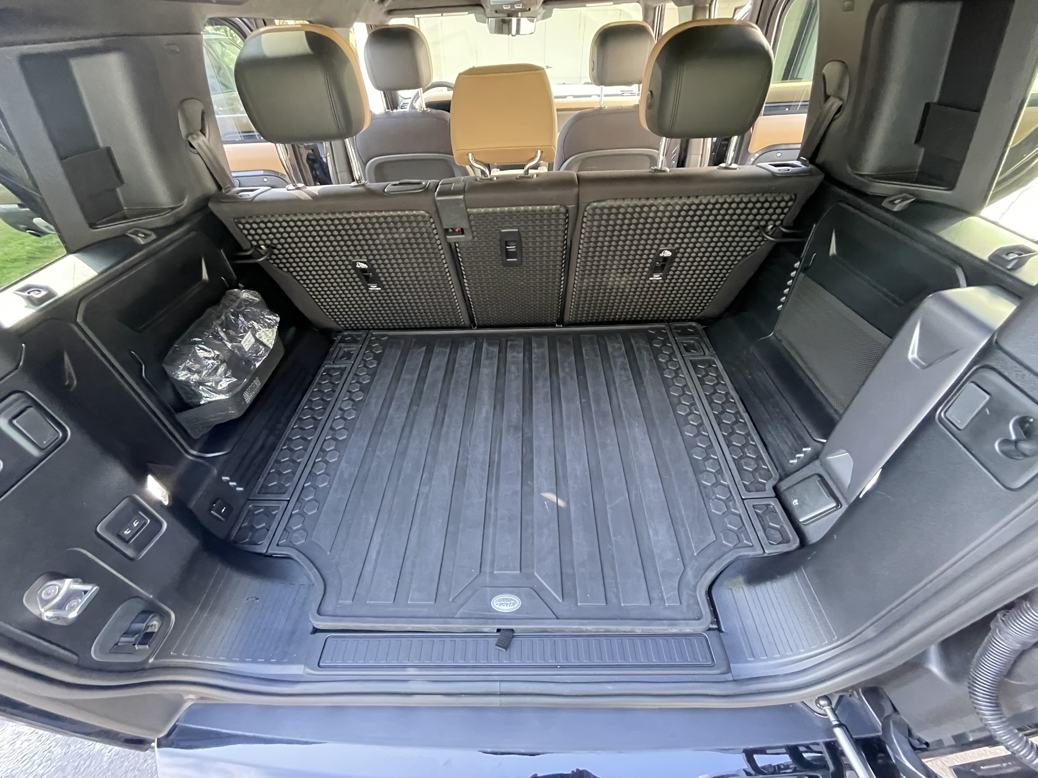 2025 Land Rover Defender 110 P400 X photo 11